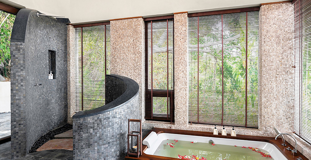 Villa Sila Varee - Luxurious master bedroom one ensuite bathroom